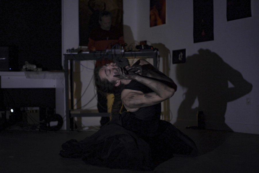 Amorce - danse et noise Nora Neko - Vernissage Rétine 19.03.2026 - Manya - crédit image Maël Lagadec